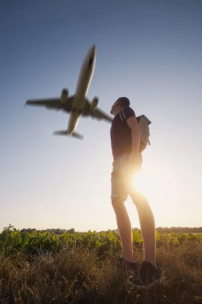 Man Met Rugzak Zoek Naar Vliegtuig Landing Luchthaven Tijdens Prachtige — Stockfoto