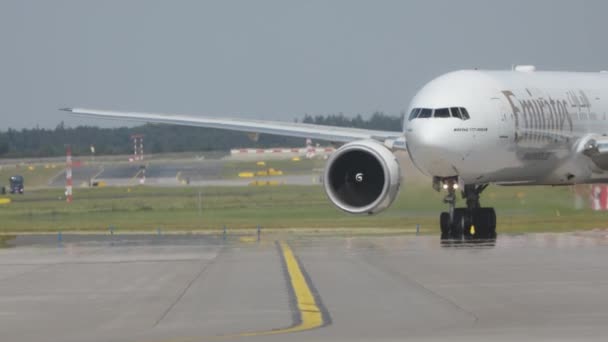 Prague Czech Republic July 2023 Emirates Boeing 777 300Er Taxiing — Stock Video