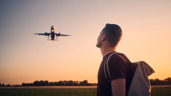 Homem Com Mochila Olhando Para Avião Pousando Aeroporto Durante Belo — Fotografia de Stock