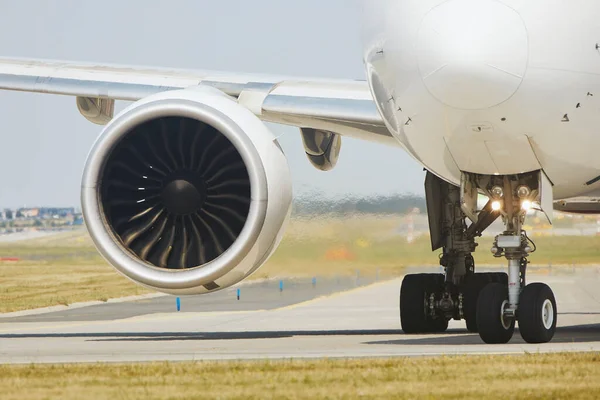 空港の飛行機のジェットエンジンの後ろの熱い空気 夏の晴れた日に離陸するために滑走路に課税している飛行機 — ストック写真