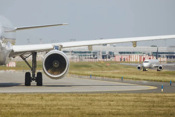 Forró Levegő Repülőgép Motorja Mögött Repülőtéren Repülőgép Gurul Kifutópályára Hogy — Stock Fotó