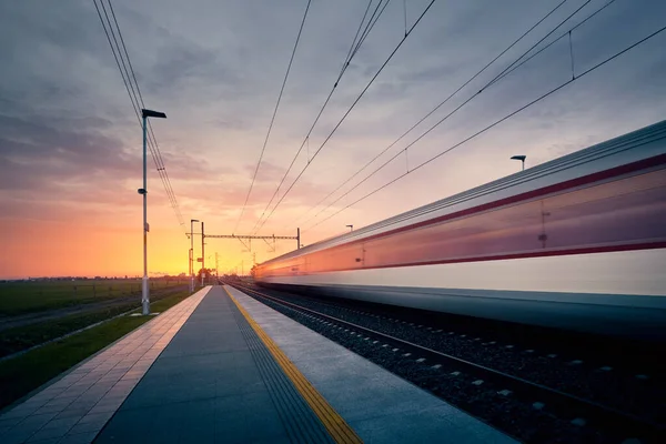Železnice Úsvitu Dlouhé Vystavení Vlaku Kolejích Pohyb Moderního Meziměstského Osobního — Stock fotografie