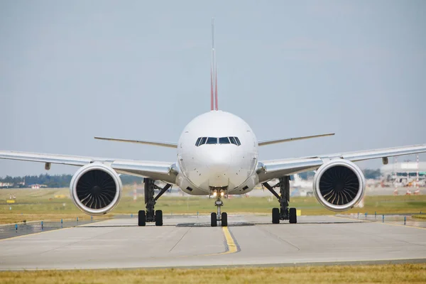 Airplane Taxiing Runway Take Sunny Summer Day Hot Air Jet — Stock Photo, Image