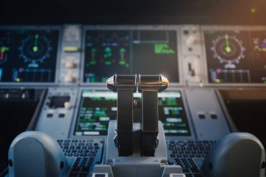 Ticari uçağın kokpitine yakın çekim. Modern düzlemin aydınlatılmış kontrol paneline karşı motor itme kolları üzerine seçici odak