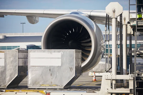 准备飞机在机场 把货物集装箱装上飞机 有选择地关注大型喷气式发动机 — 图库照片