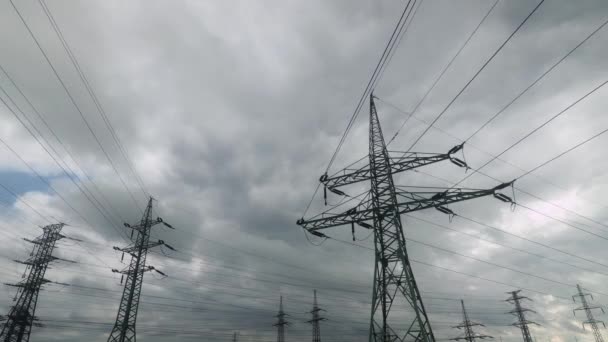 在电线的电塔上方 天空中快速移动的云彩的时间差镜头 电力和环境 — 图库视频影像