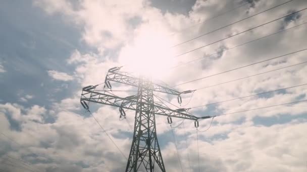 Zeitraffer Aufnahmen Von Sich Schnell Bewegenden Wolken Himmel Über Strommasten Videoclip