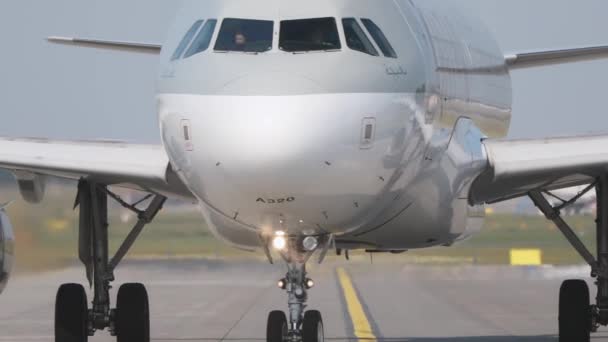 Prague République Tchèque Juillet 2023 Qatar Airways Airbus A320 Circulant Séquence Vidéo Libre De Droits