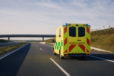 Otobanda acil tıbbi servis aracı hızla hareket ediyor. Temalar: Sağlık, kurtarma ve aciliyet
