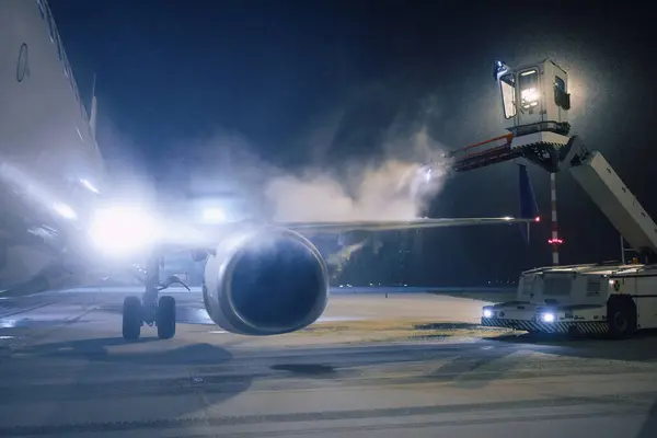 Descongelamento Asa Avião Antes Voo Inverno Noite Gelada Serviço Terra — Fotografia de Stock