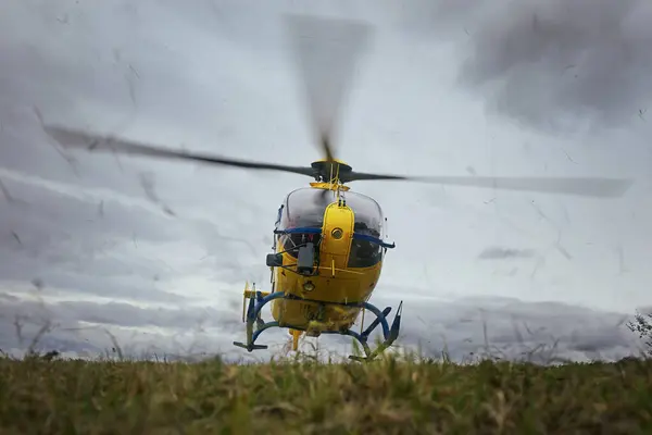 Elicottero Servizio Medico Emergenza Durante Decollo Dal Campo Temi Soccorso — Foto Stock