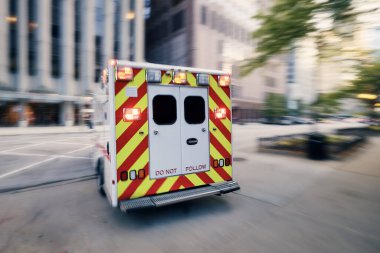 Ambulans arabası şehir caddesinde bulanık hareket halinde. Temalar: Sağlık, kurtarma ve aciliyet