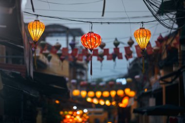Vietnam 'da Hoi An' da eski sokakta asılı geleneksel fenerler. Antik kentte gece hayatı