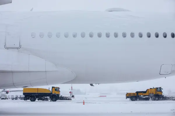 Zimowy Mroźny Dzień Lotnisku Podczas Obfitych Opadów Śniegu Samolot Pokryty — Zdjęcie stockowe