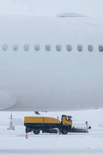 Inverno Dia Gelado Aeroporto Durante Neve Pesada Avião Coberto Neve — Fotografia de Stock