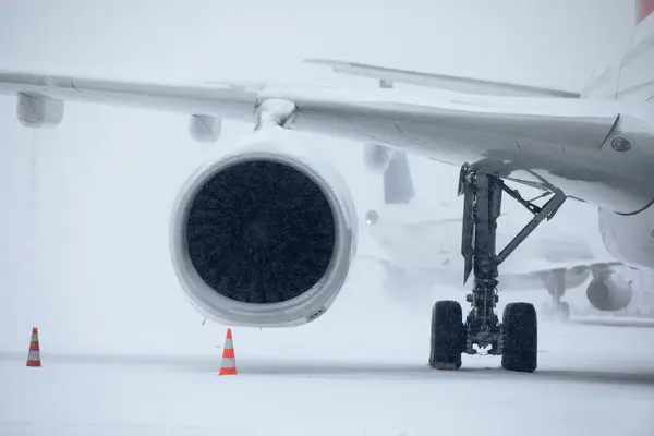 Yoğun Kar Yağışı Sırasında Havaalanında Trafik Vardı Dondurucu Kış Gününde — Stok fotoğraf