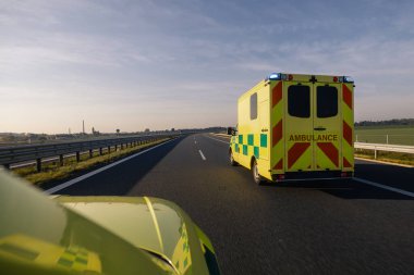 Otoyolda iki hızlı hareket eden ambulans aracı var. Tema: Sağlık, kurtarma ve acil durum