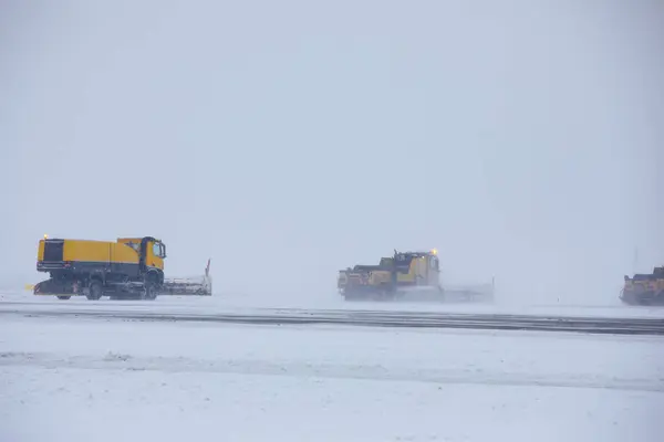 Closed Airport Heavy Snowfall Snow Plows Removing Snow Closed Runway — Stock Photo, Image