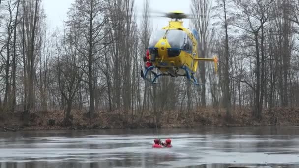 하데크 크랄로브 2024년 26일 헬리콥터 서비스 소방관은 표면에 얼음에서 구출을 로열티 프리 스톡 비디오