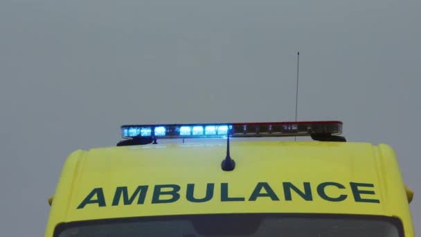 Clignotant Rouge Bleu Sur Toit Ambulance Jaune Voiture Service Médical Séquence Vidéo