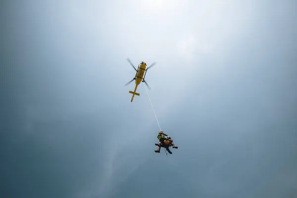 Two Paramedics Hanging Rope Flying Helicopter Emergency Medical Service Themes — Stock Photo, Image