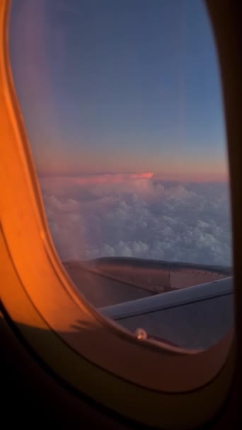 Vista Através Janela Avião Durante Voo Acima Das Nuvens Pôr Vídeo De Stock Royalty-Free