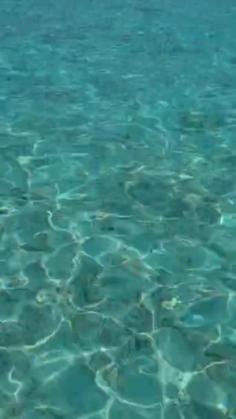 Water Oppervlak Van Turquoise Zee Kalmerende Scène Van Idyllische Vakantie Rechtenvrije Stockvideo's