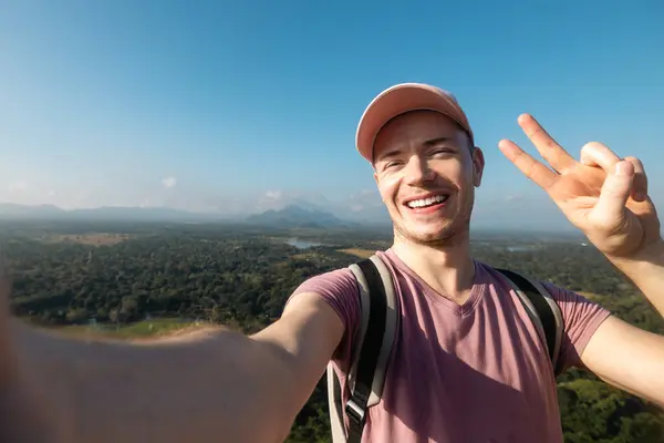Glad Man Tar Selfie Foto Från Sommarlovet Snygg Turist Bär Stockbild
