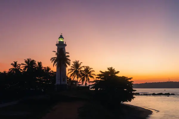 美丽黎明时分加勒要塞灯塔的轮廓 斯里兰卡南海岸 免版税图库图片