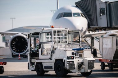 Havaalanında hazırlık uçağı var. Güneşli bir günde kargo konteynırlarını uçağa yüklemek. Temalar: Havacılık, lojistik ve ulaşım