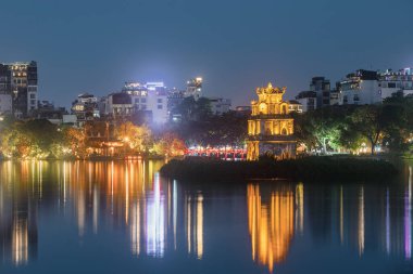 Hoan Kiem Gölü 'ndeki Kaplumbağa Kulesi. Hanoi 'deki eski mahallede geceleyin, Vietnam' da.