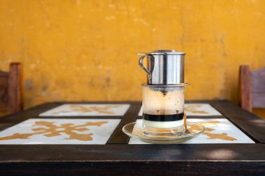 Vietnam 'da, kafeteryada, üzerinde yoğun süt bulunan geleneksel bir bardak sıcak Vietnam kahvesi.