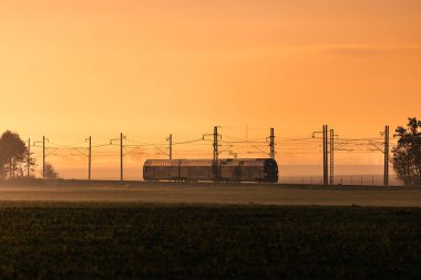 Golden Dawn 'da elektrikli demiryolu hattı. Demiryolunda modern tren peyzajda.