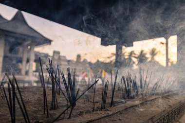 Antik Budist tapınağında tütsü çubukları dumanla yanıyor. Kandy, Sri Lanka.