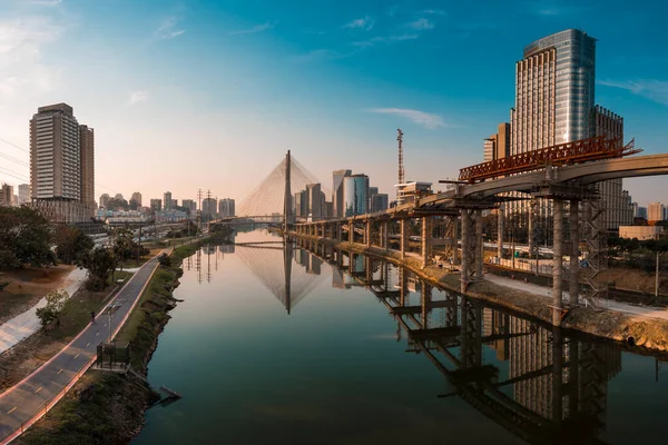 Vista Rio Pinheiros Com Edifícios Modernos Junto Com Famosa Ponte — Fotografia de Stock