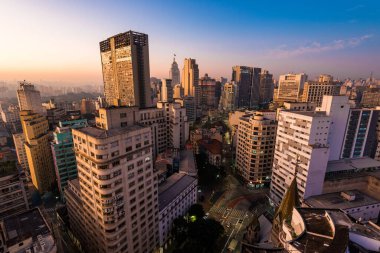 Gün doğumuna kadar Sao Paulo Şehir Merkezi Binaları 'nın silüeti
