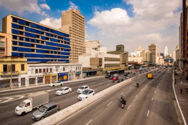 Sao Paulo, Brezilya - 27 Temmuz 2022: Şehir merkezindeki Prestes Maia Bulvarı 'nda trafik ve kentsel ufuk çizgisi.