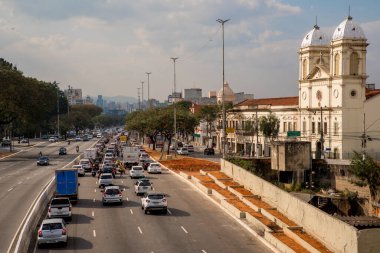 Sao Paulo, Brezilya - 27 Temmuz 2022: Şehir merkezindeki Prestes Maia Bulvarı 'nda trafik ve kentsel ufuk çizgisi.