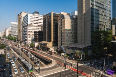 Sao Paulo, Brezilya - 26 Temmuz 2022: Paulista Bulvarı şehrin en önemli finans merkezlerinden biridir ve ziyaret etmek için popüler bir yerdir.
