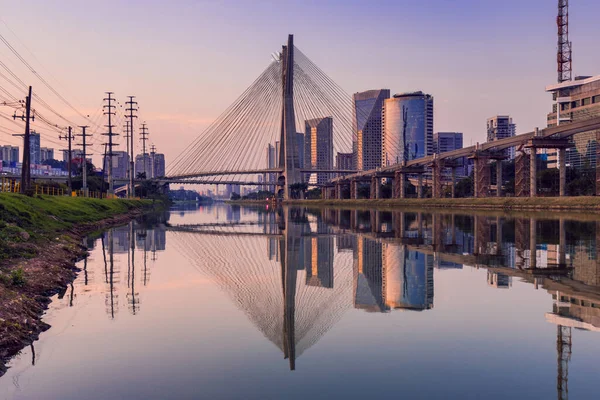Вид Річку Пінхейрос Сучасними Будівлями Поряд Знаменитим Мостом Octavio Frias — стокове фото