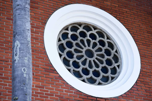 砖墙中的圆形马赛克装饰窗 — 图库照片
