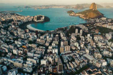 Rio de Janeiro, Brezilya 'daki Botafogo Sahili ve Şekerleme Dağı Havadan Görünümü