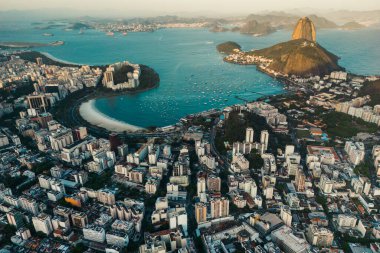Rio de Janeiro, Brezilya 'daki Botafogo Sahili ve Şekerleme Dağı Havadan Görünümü