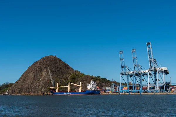 2022年8月14日 巴西维多利亚 圣埃斯皮里图州首府港口的货运起重机和运输船 — 图库照片