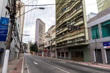 Vitoria, Brezilya - 14 Ağustos 2022: Espirito Santo 'nun tarihi merkezinin boş caddesi.