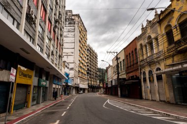 Vitoria, Brezilya - 14 Ağustos 2022: Espirito Santo 'nun tarihi merkezinin boş caddesi.