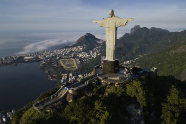 Rio de Janeiro, Brezilya - 21 Mart 2023: Kurtarıcı İsa Corcovado dağının tepesinde Rodrigo de Freitas lagününün altında.