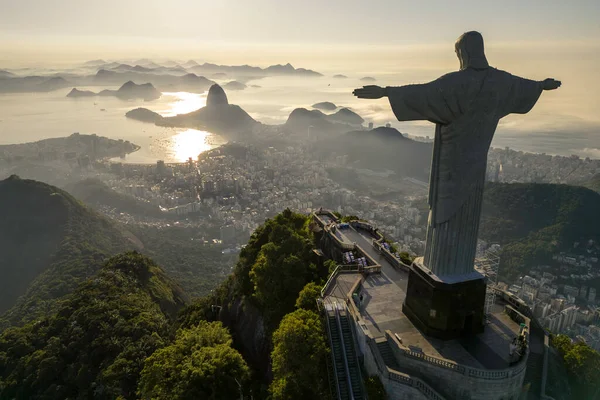ブラジルリオデジャネイロ 2023年3月21日 日の出の地平線のシュガーローフ山とコルコバード山の上にあるキリストの贖い主像 — ストック写真