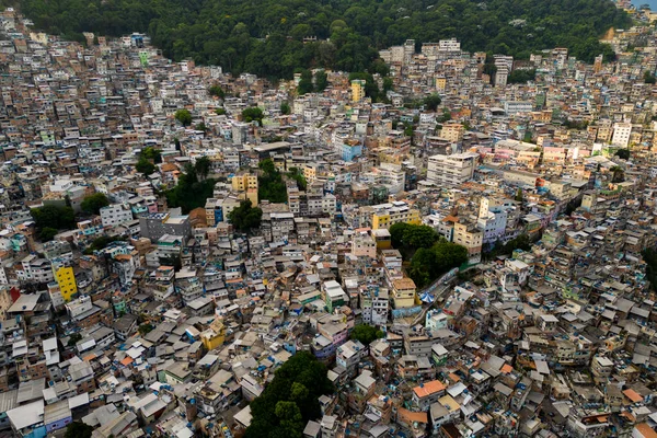 贫民窟达 Rocinha 拉丁美洲最大的贫民窟 棚户区 它位于里约热内卢 有超过 70000 个居民 — 图库照片