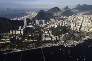 Rio de Janeiro şehrinin dağları ve Guanabara Körfezi manzarası